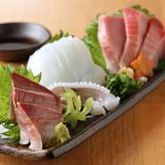超鮮魚とは、水揚げから24時間以内にお客様に提供できる魚のことです。全国の漁港から空輸で羽田市場に集められ、そこから当店へ。実際には12時間後位にテーブルに並んでいる鮮魚も多いです！