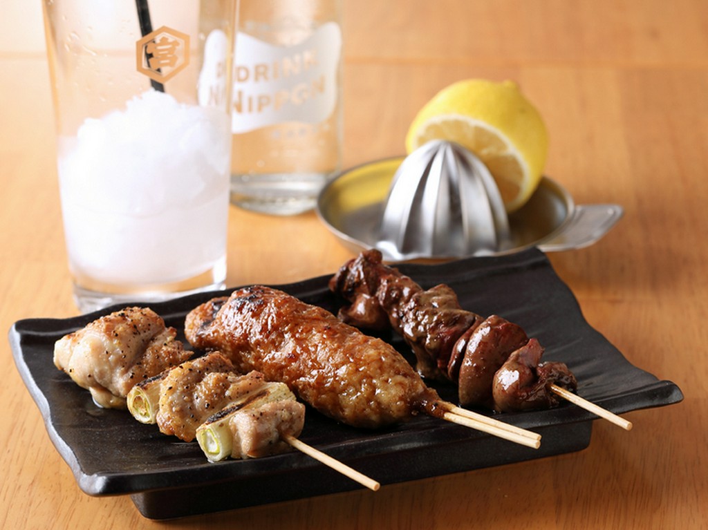 備長炭で焼き上げた串は99円より各種。コスパの良さには自信があります