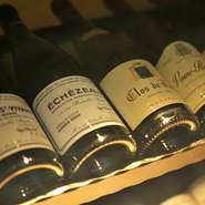 フランスワインを中心に約400種類で構成される厳選したワインリスト。料理と合わせるワインペアリングコース、豊富に揃うグラスワインも愉しめます。ソムリエまで気軽にご相談を。