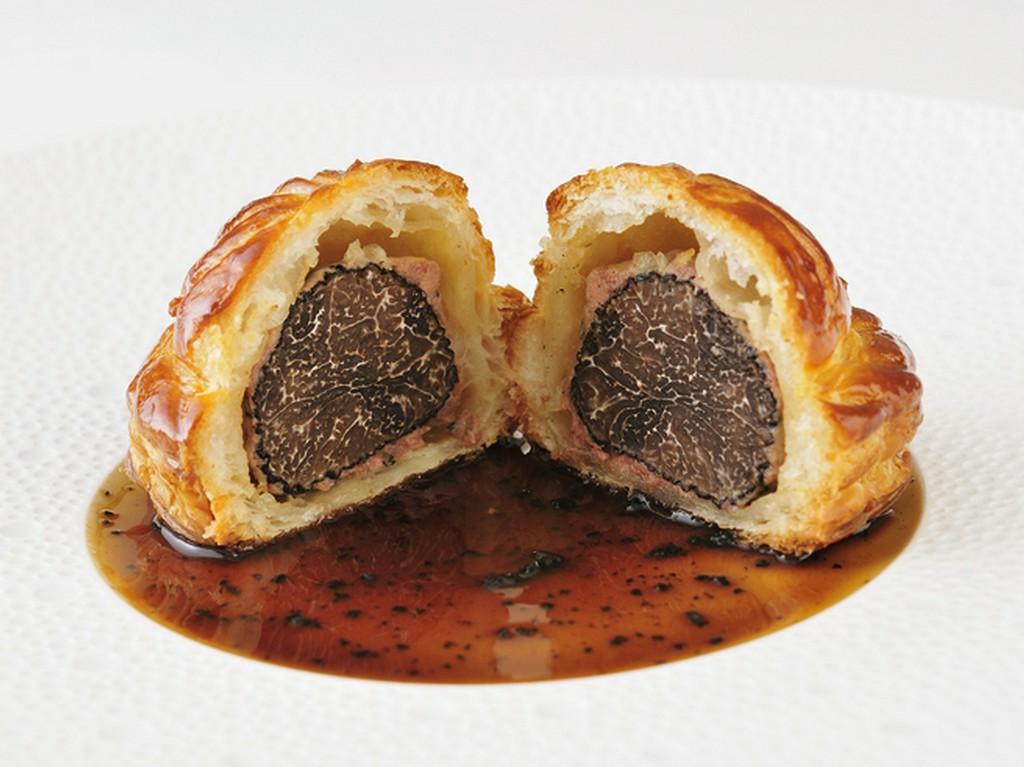 フレッシュトリュフの丸ごとパイ包み焼き トリュフソース