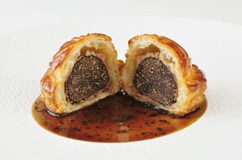 フレッシュトリュフの丸ごとパイ包み焼き トリュフソース