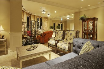 広い空間を贅沢に使用した、優美な邸宅レストラン