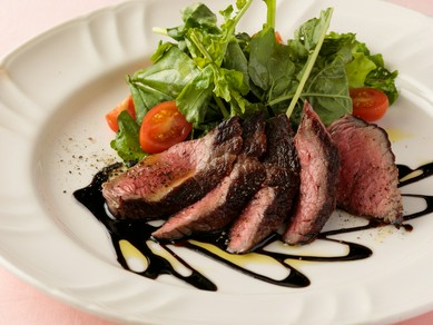 甘い脂のとろける旨み『奥出雲和牛　モモ肉のタリアータ　モデナ産バルサミコソース　ルコラ添え』