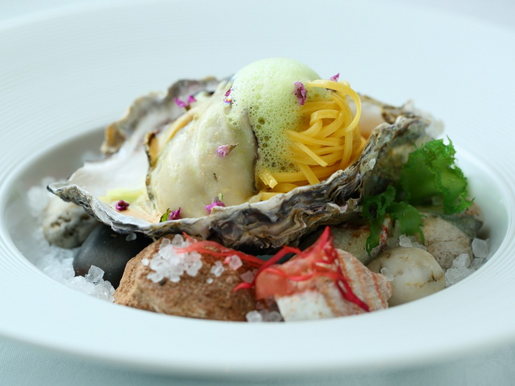 『キタッラ　牡蠣とレモンのアーリオ オーリオ　マグロのからすみ、ナッツと柑橘類のソースを添えて』