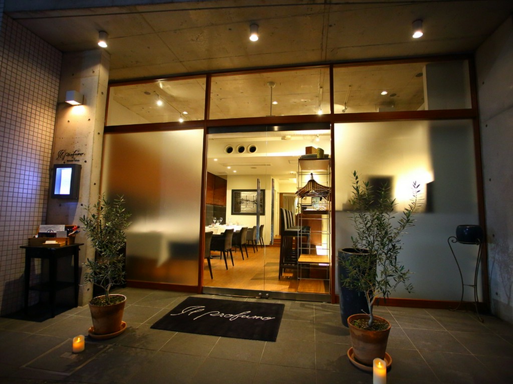 目抜通りの甘酒横丁より一本入った通りに面した落ち着いた佇まい