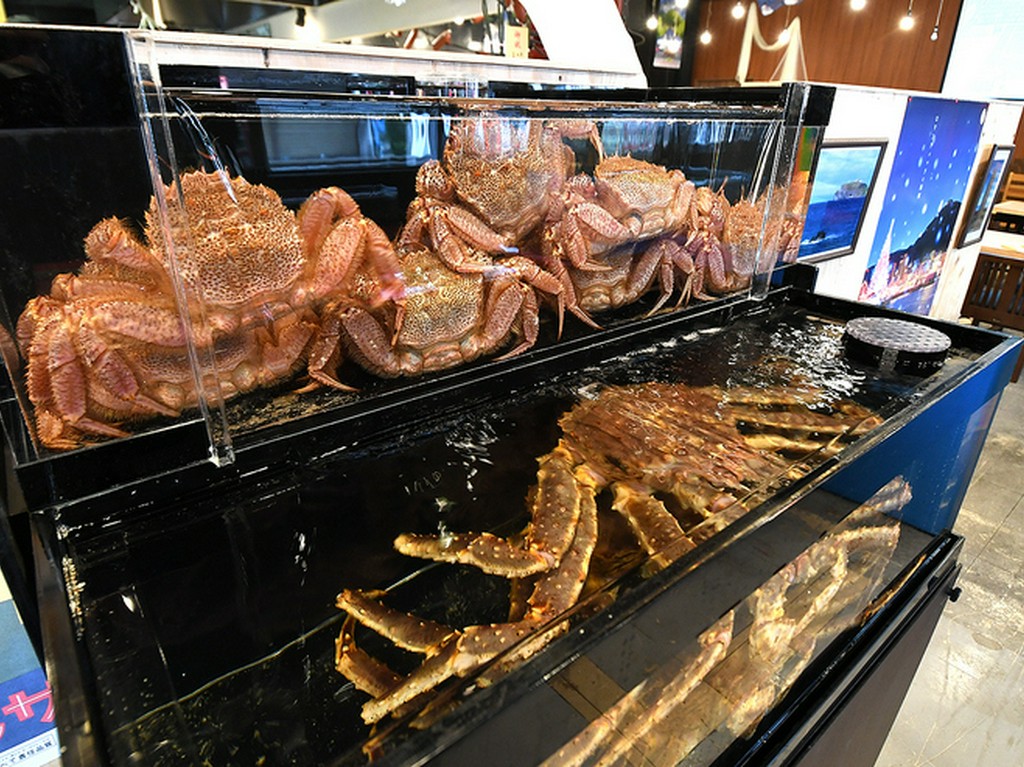 シンボルのような存在の巨大生簀を設置した街中にある海の家