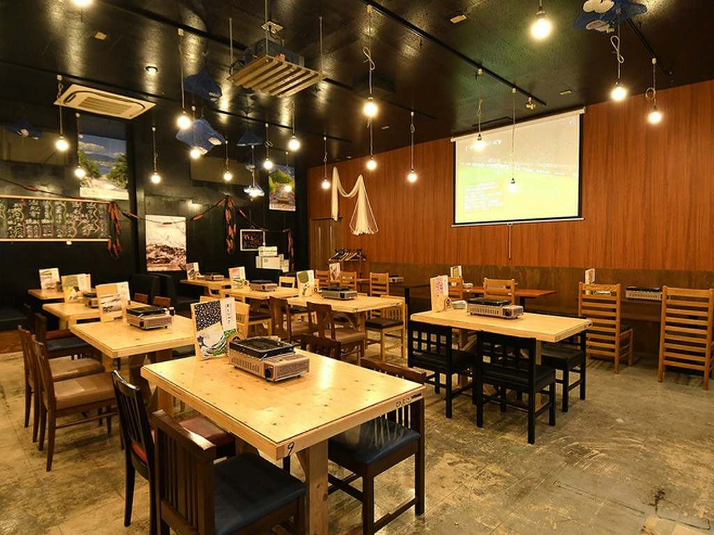 ゆったりとしたカウンター席で、新鮮な魚介類と名酒を