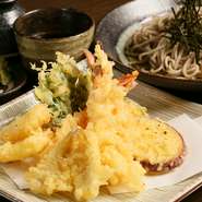 揚げたての天ぷらと手打ちのそばを一緒に味わうことこそが【蕎麦切り くろ】のコンセプト。食材の良さはもちろん、食感や香り・風味などさまざまにこだわり抜いた逸品です。（大海老2本、いか2貫、野菜3種）