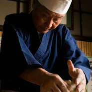 にそばは沼田町・広尾町・黒松内町からそれぞれ旬に応じ買い分け。割合は二八で、更科よりはやや太めにカットしているのが特徴。