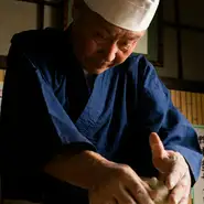 にそばは沼田町・広尾町・黒松内町からそれぞれ旬に応じ買い分け。割合は二八で、更科よりはやや太めにカットしているのが特徴。