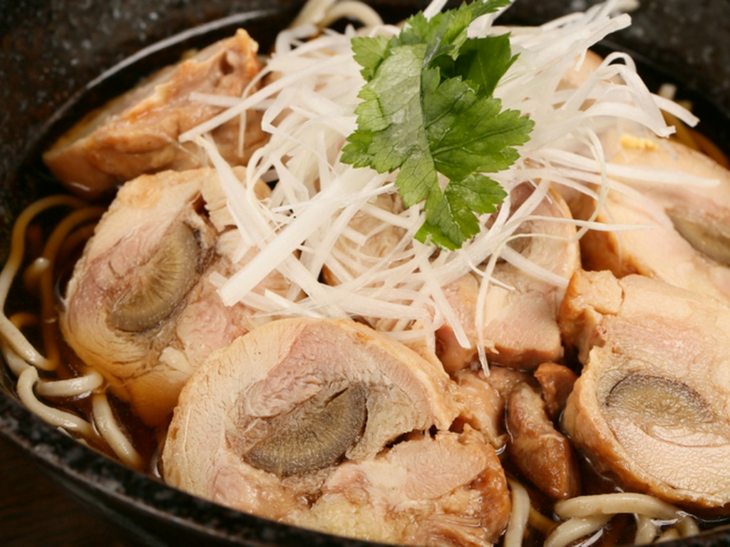 手間暇かけて完成する鶏チャーシューが、たっぷりと1本分乗った『鶏チャーシューのかしわそば』