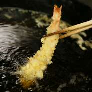 『天ぷら』の醍醐味は、熟練の料理人がその場で揚げたてを食べさせてくれる、けっして家では食べられない本格的な『天ぷら』をお召し上がり下さい！