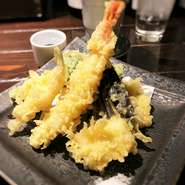 もう一つおすすめが、専門店顔負けのの天ぷら
旬の野菜や大海老も入った天ぷらを、熱々のところを豪快に。