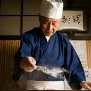 新そばは、香りも高いですが、旬の名残りごろには風味にも変化が訪れ、一様に打つだけではそばが引き立ちません。風味が落ち着くころには喉ごしを極めるなど、手打ちだからできる自在さで配合を変えています。