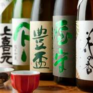 少量仕入れの為、常に入れ替えをして新しい地酒を供してくれます。季節限定のお酒（ひやおろし、お燗酒）や珍しい銘柄など、日本酒好きにはたまらないラインナップです。