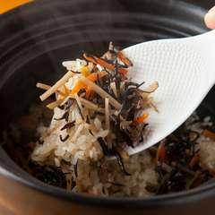 日本全国、様々なブランド米を味わえる『＜食事＞土鍋炊き込みご飯』