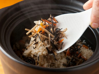 日本全国、様々なブランド米を味わえる『＜食事＞土鍋炊き込みご飯』
