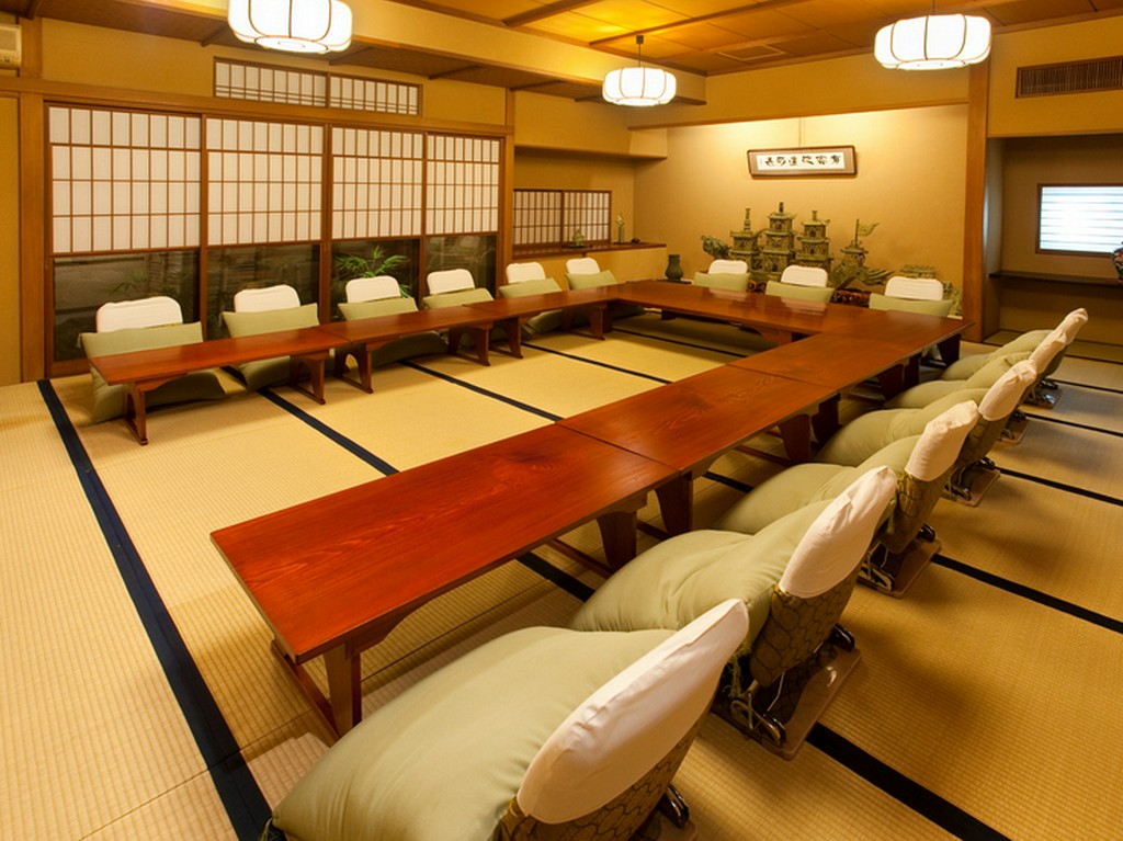 芸者衆を呼んでの「宴席コース」は神楽坂ならでは