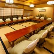 神楽坂ならではの「おみやげ」も用意された宴席コースは、芸者衆をむかえての華やかな席を設けられます。食事は一万円から相談に応じて用意が可能です。（芸者衆料金や席料は別となります）