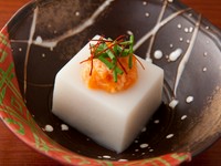 （白子豆腐　このこ　シブレット）このこの塩分とポン酢で白子の旨味がさらに引き出された上質な一皿。