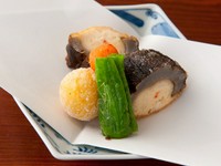 （堀川牛蒡　蟹しんじょう　玉くわい　青唐）季節の京野菜やしんじょうなど、季節感のある揚物。冬ならではの味覚を存分に堪能できます。