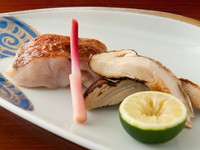 （甘鯛若狭焼  松茸塩焼  すだち  はじかみ）皮目はパリッと香ばしく焼き上げた甘鯛に、旬の松茸をシンプル塩焼きで合わせています。