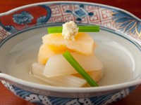 （数の子　独活　山葵）コリっとした歯ごたえも愉しめる絶妙な柔らかさの数の子に、白い独活、山葵を合わせました。ふんわり香る出汁が、食材を更に美味しく引き立てます。