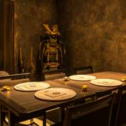 2～4名様向け個室5室、4～6名様向け個室2室からなり、接待・女子会・デート・友人や同僚との懇親会・家族の行事の食事など、多彩なシーンに向きます。甲冑や書のアートなど、部屋ごとの設えも楽しみ。