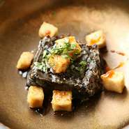 コース前半のお楽しみの皿。懐石でおなじみの胡麻豆腐の趣向をさらに高め、特注の石窯で焼き上げた逸品。季節の野菜を合わせ、山椒風味が香る特製ソースをかけて、ご提供。トロトロ＆とろけるおいしさです。