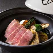 世田谷区用賀の和牛専門精肉店【TOKYO COWBOY】の極上黒毛和牛を用意。あえて銘柄にはこだわらず、月齢30カ月前後で雌処女牛など独自の基準で厳選。旨みと食感に優れ、雑味のない最高峰の肉をどうぞ!