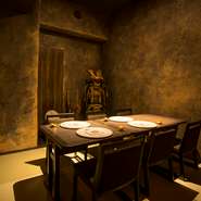 全室が趣向を凝らした個室。大切なゲストをもてなす接待・会食に理想的な空間です。新感覚の創作和食のおいしさ、忍者装束のスタッフによる接客も大好評。英語対応も可能なので、海外の方のもてなしの場にも◎。