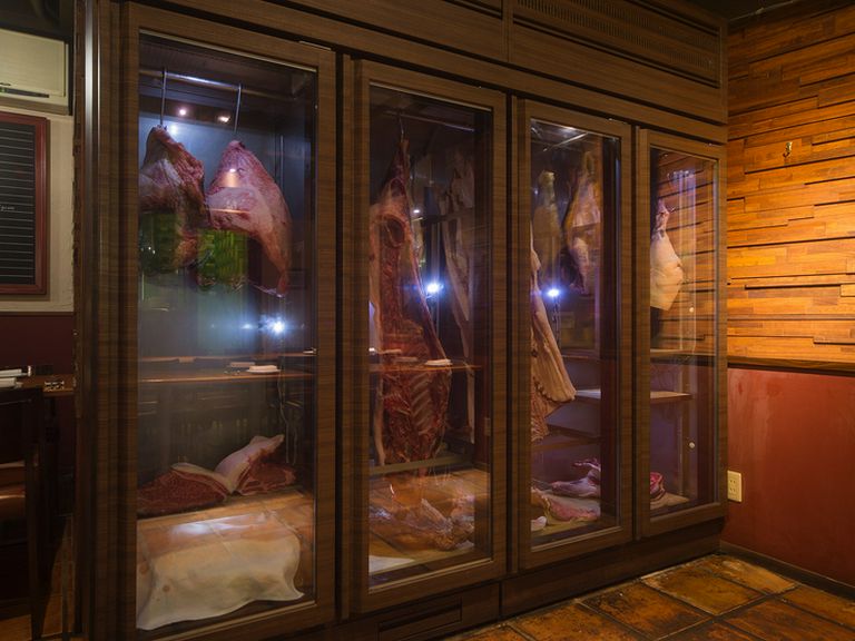 特注の熟成庫でじっくりと寝かせて、最もおいしい状態で提供