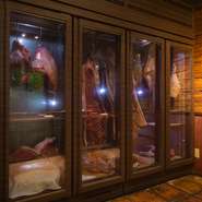 特注の熟成庫でじっくりと寝かせて、最もおいしい状態で提供