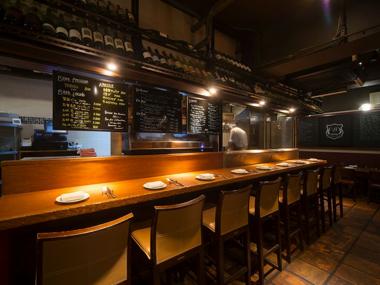 カップルには並んで座れるカウンター席がおすすめです