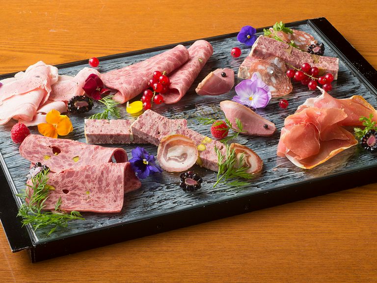 “山の恵み”をテーマにした盛り付けが印象的な『本日のシャルキュトリーの盛り合わせ』