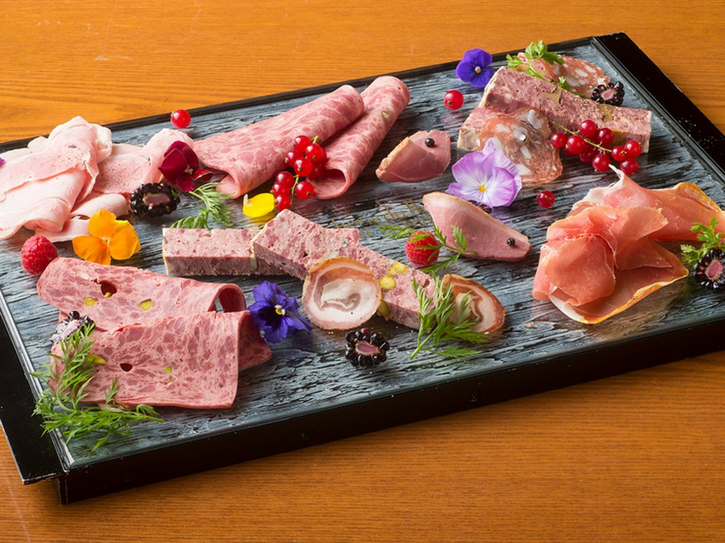 “山の恵み”をテーマにした盛り付けが印象的な『本日のシャルキュトリーの盛り合わせ』