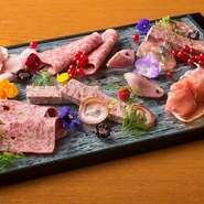 「鹿肉とイチジクのパテ」や「鴨肉のスモーク」など約10種類の盛り合わせ。コースやアラカルトでオーダー可能です。