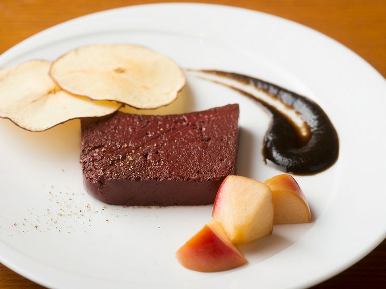 鹿でつくり上げた見た目にも美しい一皿『鹿のブーダン・ノワール テリーヌ仕立て』