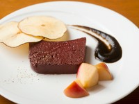鹿の血と脂を使ったソーセージをテリーヌ風に仕上げた一品。とろけてしまうほど柔らかく、口中にほんのり甘みが広がります。