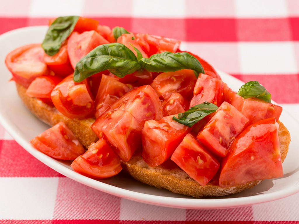 溢れんばかりのトマトが嬉しい『フルーツトマトのこぼれブルスケッタ』