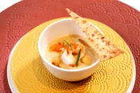 トスカーナの文化である 豆料理を今回は心温まるスープでご用意しました。
新鮮でミネラルたっぷりのシマボタンエビが旨味を引き上げてくれます。