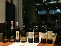 オーナーシェフ兼ソムリエの佐藤が厳選した、100種類以上のトスカーナワインと様々なイタリアワインが楽しめます。