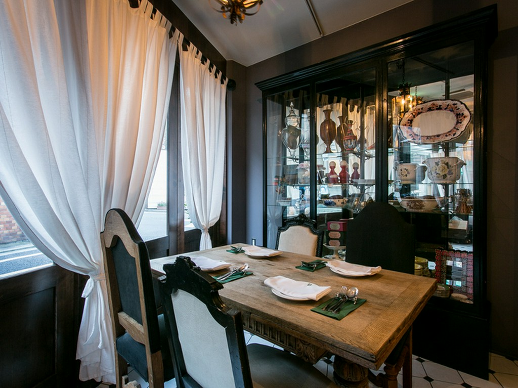 シックなグリーンが基調のアンティーク風な店内