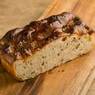 季節の食材をたっぷり練りこんだパンは、オリーブオイルをたっぷりかけていただきます。秋から初冬にかけては、栗の実に加えて渋皮もすべて削り入れることで、香りを含め素材そのものの旨みを閉じ込めます。