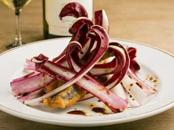 旬のイタリア食材を使った『メヒカリのフリットとラディッキオ』