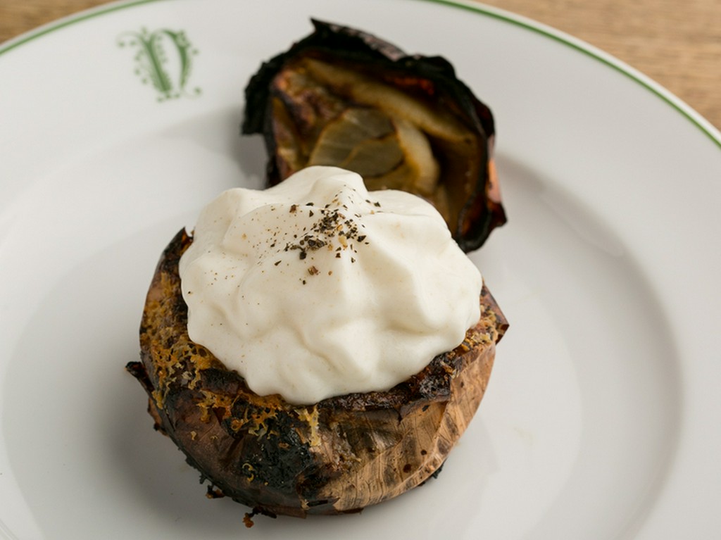 じっくり火入れした甘みと食感がたまらない『玉ねぎのオーブン焼き　ピエモンテ風』