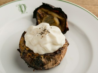 じっくり火入れした甘みと食感がたまらない『玉ねぎのオーブン焼き　ピエモンテ風』