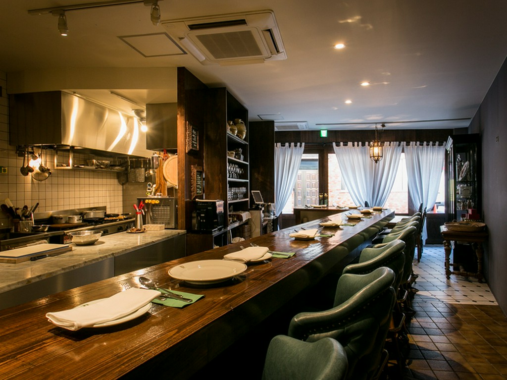 目で見て、音を聞いて、香りを楽しむ、至福のカウンター席