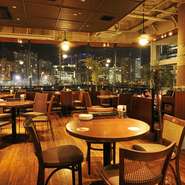 ベイクォーター4階にある【Aloha Table 横浜ベイクォーター】。特筆すべきはそのロケーション。みなとみらいの夜景を眺めながらのんびりとハワイ料理を満喫。デートにぜひ訪れていただきたいお店です。