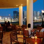 静かな水面が目の前で広がるテラス席は、カップルに人気のスポット。心地よい海風を浴びながら優雅なひとときを過ごせます。ペット同伴もOKというのも嬉しいポイント。